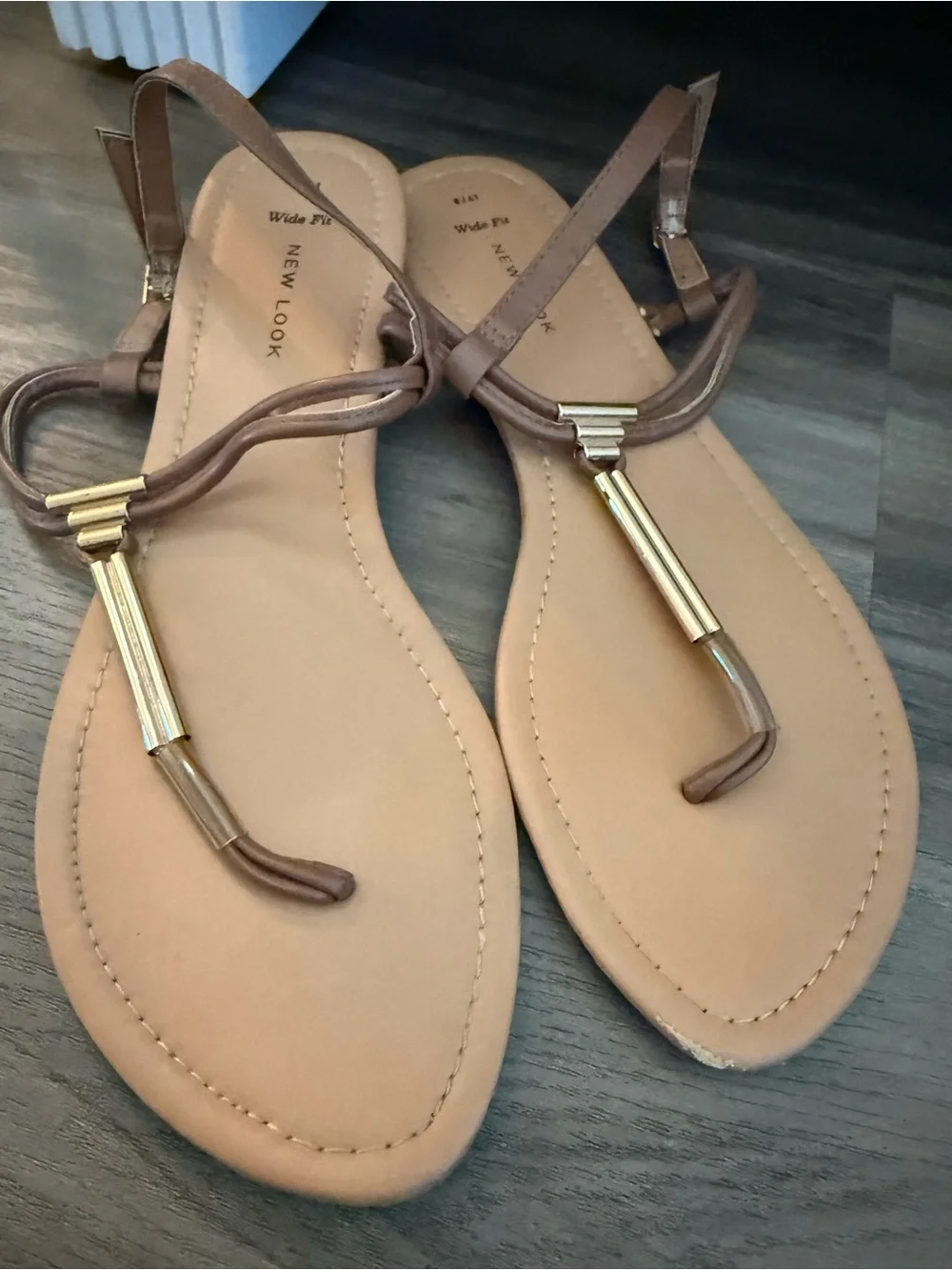 New Look Wide Fit Brown T-Strap Flat Sandals Gold Hardware US 10 (UK 8 / EU 41)